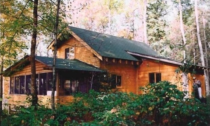 New Post Cabin | Tranquil Log Cabin Retreat with Spectacular Lake Views