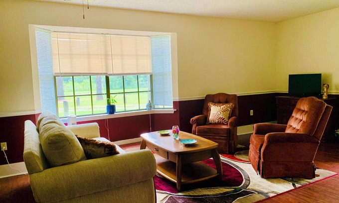 Lacombe Apartment | Peaceful Escape in a Safe Neighborhood with Pet-Friendly Perks