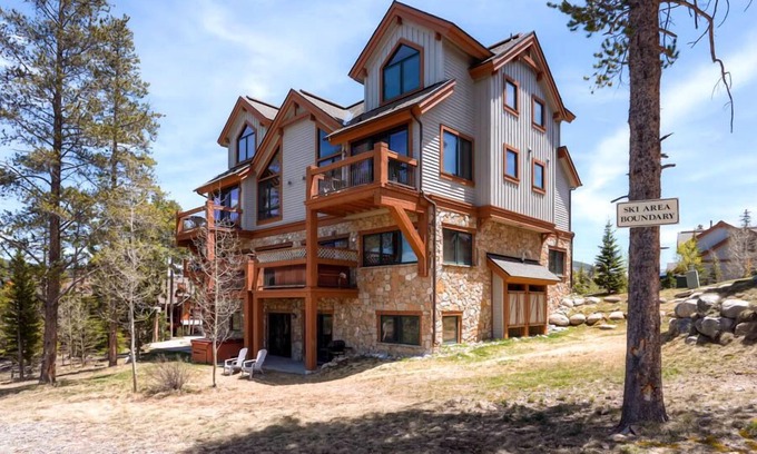 Four O'Clock House | Adventurous Super Ski Pad - Ski In, Walk to Town!