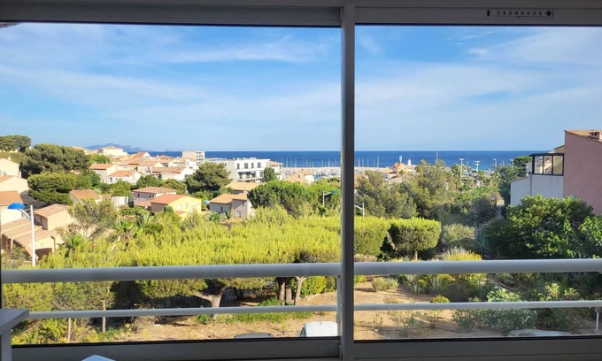 Sausset-les-Pins Apartment | Cozy Studio Cabine with Sea View and Family-Friendly Amenities
