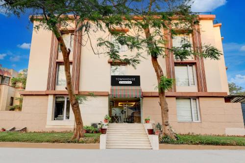 DLF Phase 3 Hotel | Super Townhouse T Block Sector 24