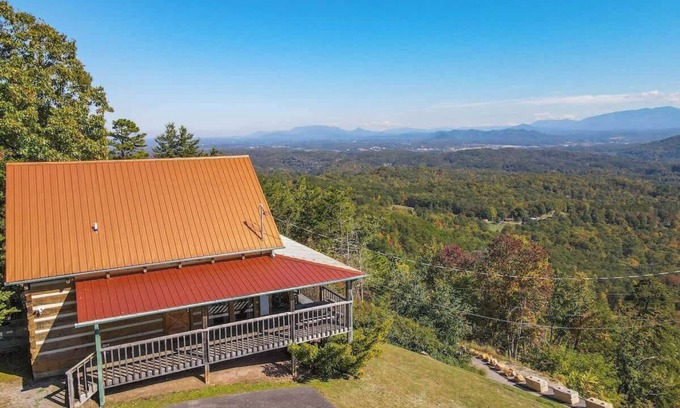 Gatlinburg - Pigeon Forge Cabin | Experience Scenic Mountain Retreat with Hot Tub & Pool Table