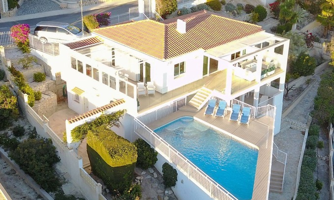 Coveta Fuma House | Beachfront Super Villa with Pool & Ocean Views for 10
