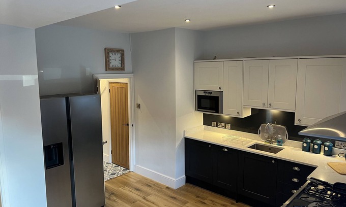 Newcastle-Under-Lyme House | Top-Rated 2 Bed Apartment in Prime Location with Amenities