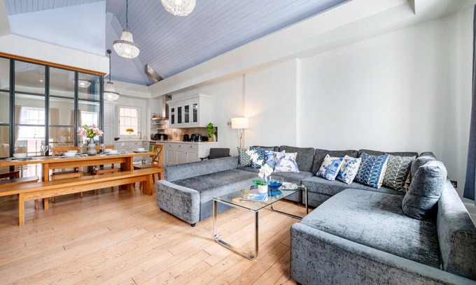 London City Centre Apartment | Premier 2 Bedroom Retreat in Covent Garden - Rated 10/10