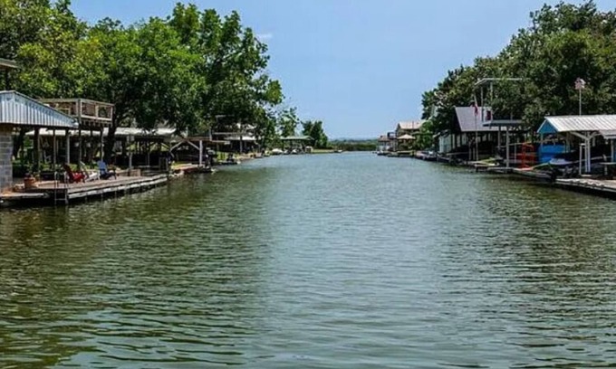 Kingsland House | Superb 3-bedroom lakefront house with AC in Kingsland