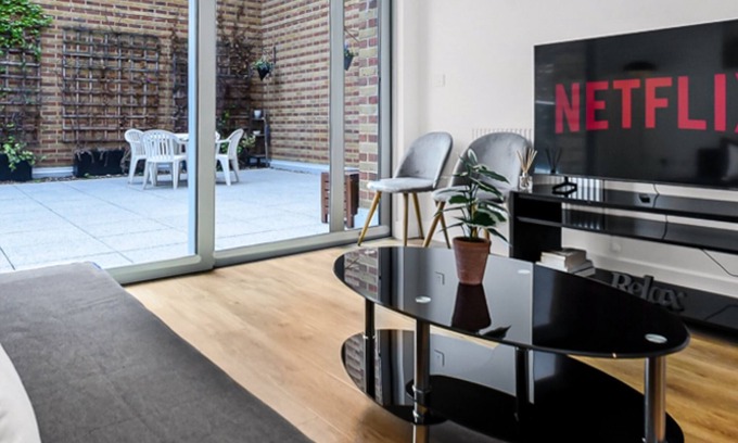 Bromley South Apartment | Inviting 3-Bed Penthouse with Breakfast Near Canary Wharf