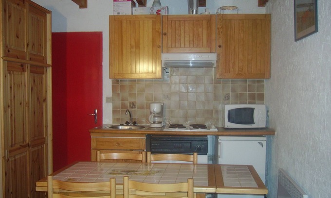 Saint-Sorlin-d'Arves Apartment | Family-Friendly Apartment with Pool Access in Cozy Chalet