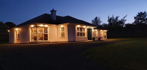 Mitchelstown House | Family-Friendly 4 Bed Bungalow in Mitchelstown - Rated 9.5