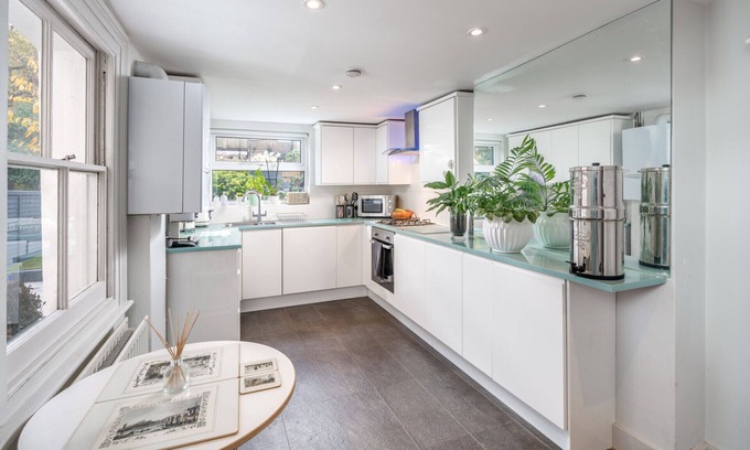 Ferndale Apartment | Inviting 4-Bedroom Home with Private Garden in Clapham