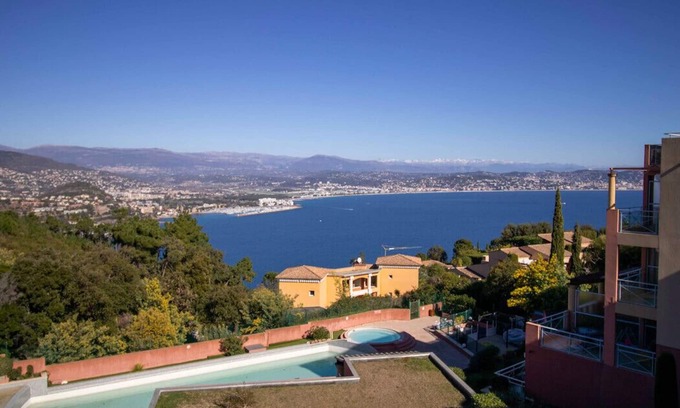 Theoule-Superieur Apartment | Elegant Sea View Suite with Balcony and Pool Access