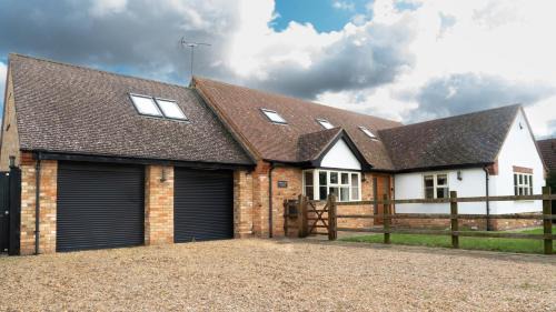 Wyton House | Pet-Friendly 4BD Retreat in Wyton & Houghton Village
