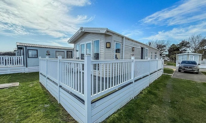 Hopton House | Inviting 4 Berth Caravan at Broadland Sands Holiday Park