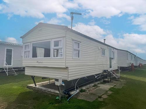Leysdown-on-Sea Other | Superb 6 Berth Caravan At Harts Holiday Park In Kent Ref 74101B