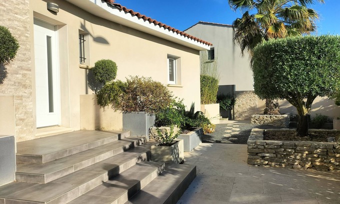Castelnau-le-Lez Villa | Elegant Villa with Ocean View Near Lake Cres - 10/10 Rated