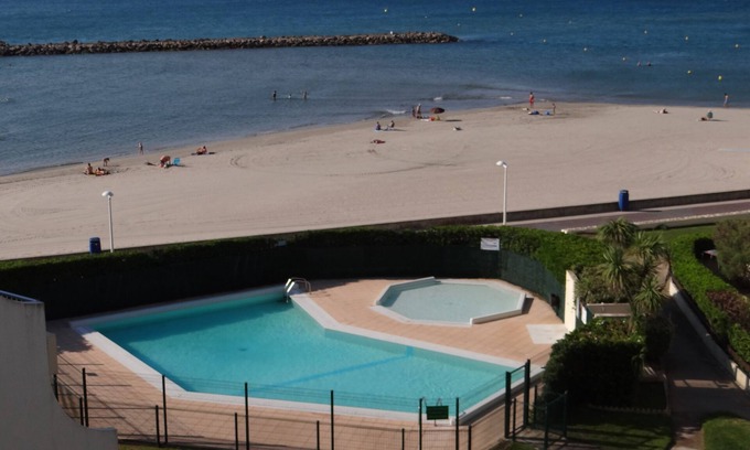 Palavas-les-Flots Apartment | Impressive Seafront Apartment with Pool and Ocean View