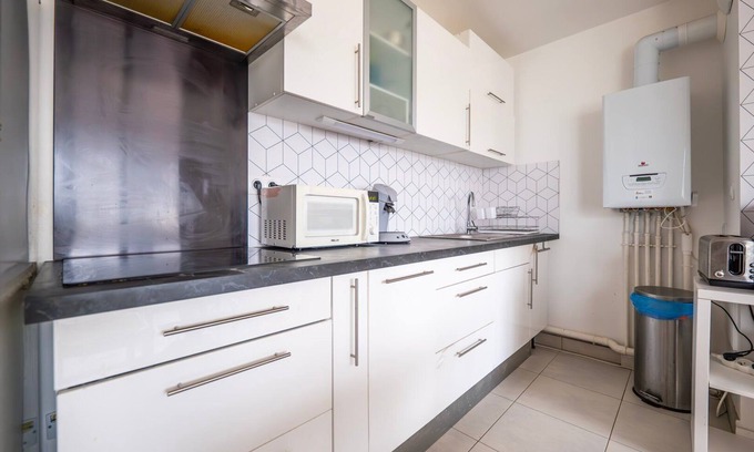 Chatenay-Malabry Apartment | Inviting Apartment with Expansive Terrace for Families