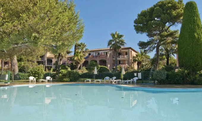 Giens Apartment | Beachside Retreat with Pool & Spa, Rated 10/10 by Guests