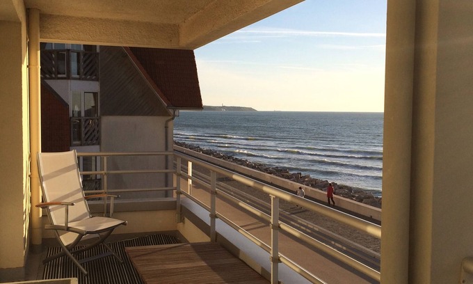Wissant Apartment | Cozy 3-Bedroom Apartment on the Scenic Sea Wall