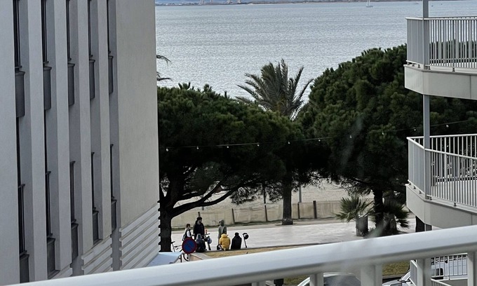 Roses Town Center Apartment | Beachfront Apartment in Rosas with Gorgeous Terrace & Pool