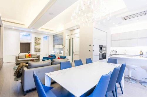London City Centre Apartment | Elegant Apartment Steps from Buckingham Palace
