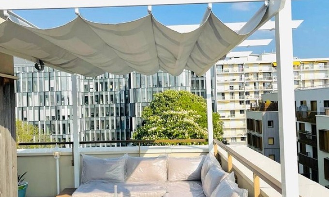 Bagneux Apartment | Elegant Apartment with Jacuzzi and Inviting Terrace