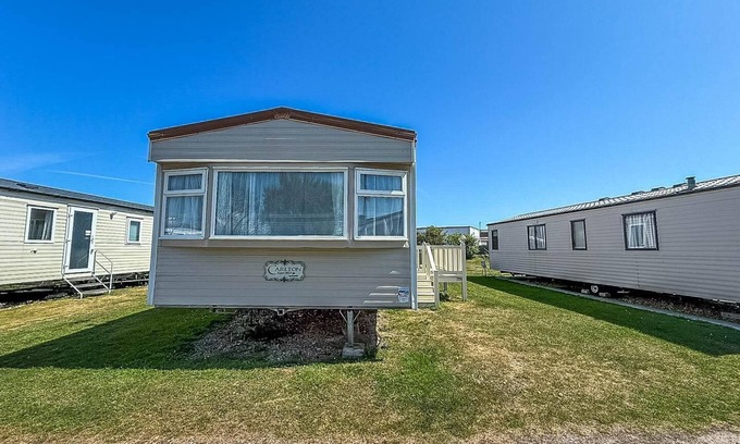 Kessingland House | Cozy Caravan Retreat by the Seaside in Kessingland
