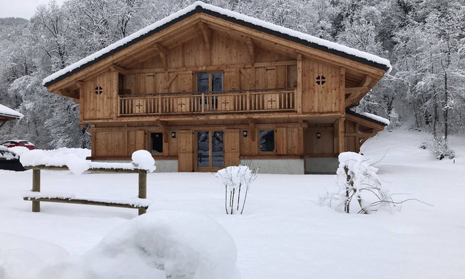 Samoens Ski Chalet | Modern Chalet with Lake View & Top Guest Rating of 10/10