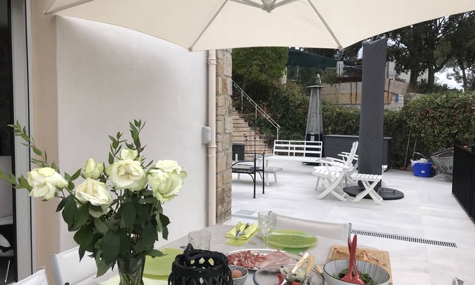 Biot House | Modern Retreat: 5 Mins to Golf & 15 Mins to Beaches