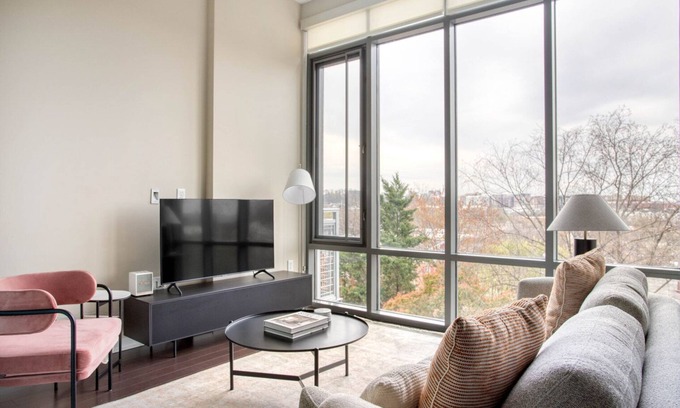 Del Ray Apartment | Delightful Del Ray 1BR with Gym, Near Theater & Nightlife