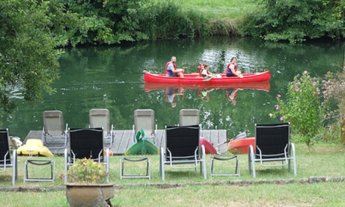 Bonnes House | Inviting Family Retreat by the River with Pet-Friendly Options