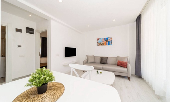 Eski Lara Apartment | Cozy Flat Near Duden Waterfall in Muratpasa - Family-Friendly