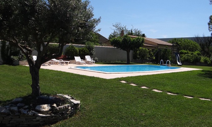 Entraigues-sur-la-Sorgue Villa | Experience Comfort in a 6-Person Villa with Pool & Views