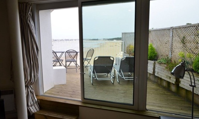 Saint-Georges-de-Didonne Apartment | Stunning Beachfront Studio with Ocean View & Spa Access