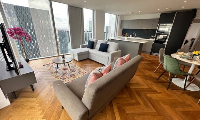 Castlefield Apartment | Elegant High-End Manchester Apartment for 6 Guests