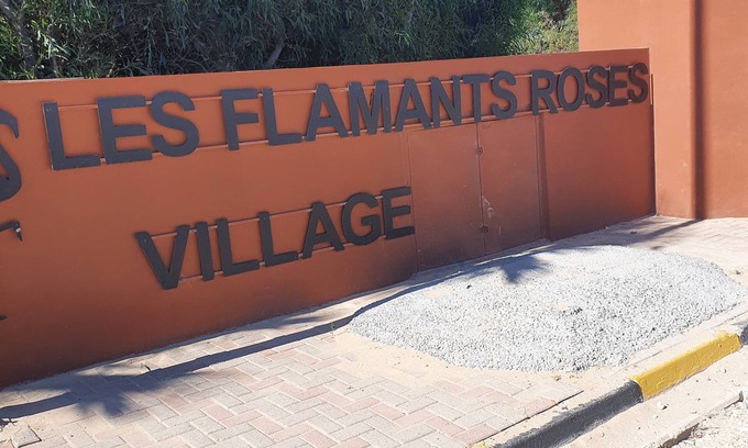 Flamants roses Villa | Beachside Retreat: Ideal Getaway with Ocean Views