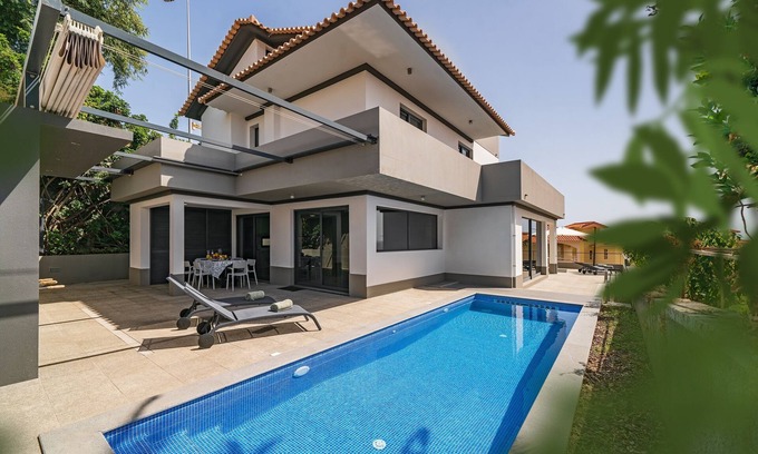 Santa Maria Maior Villa | Tranquil Old Town Villa in Funchal with Oceanfront Pool