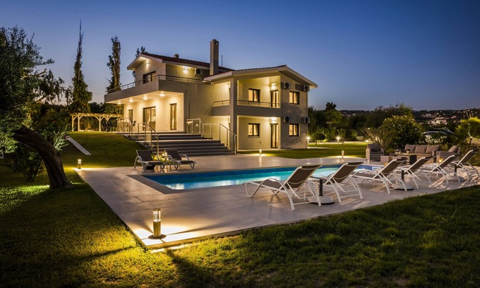 Svoronata Villa | Perfectly Located 5-Bed Villa with Pool & Ocean Views