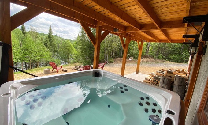 Mauricie Ski Chalet | Exceptional Log Cabin with Spa and Scenic Ocean Views