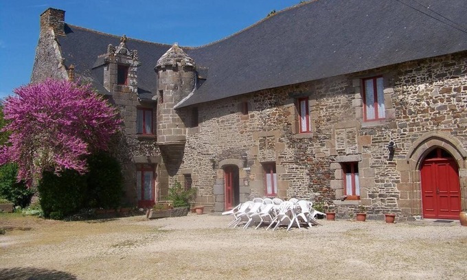 Roz-Landrieux House | Tranquil Mansion with Ocean Views in Tourist Hotspot
