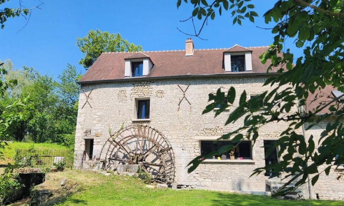 Chateau-Landon House | Pet-Friendly Retreat at Superb Mill - Château Landon
