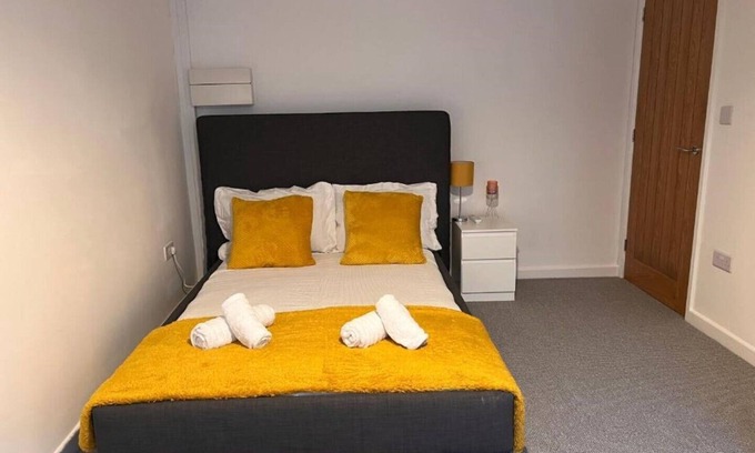 Northampton Apartment | Modern Flat in Northampton with Parking & EV Charging