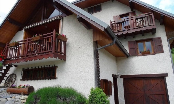 La Compote House | Discover Nature at the Superb Solid Bauges Park Hotel