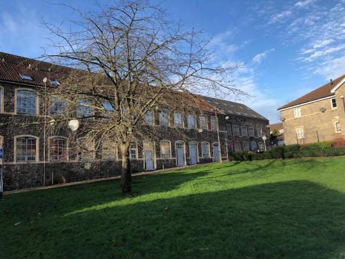 Hanham Apartment | Peaceful 1-Bed Apartment in St George with Hot Tub