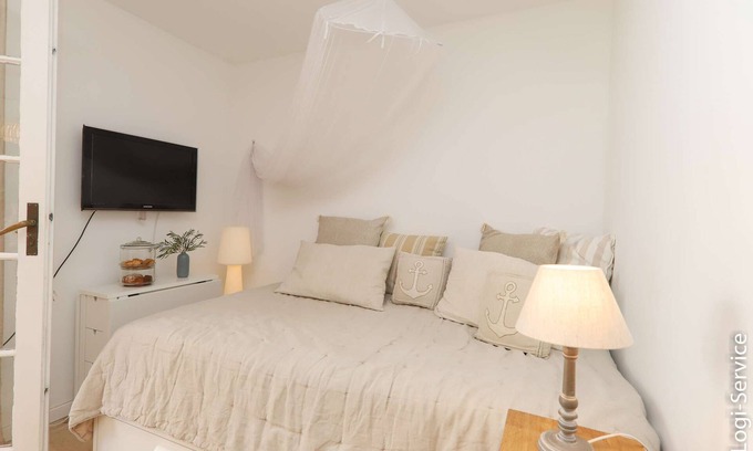 Port Grimaud Apartment | Beautiful 2-Room Apartment with Garden and Ocean View