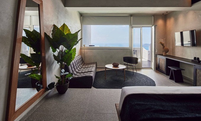 Firostefani Villa | Explore Villa Toraido: Cozy Suite with Outdoor Hot Tub