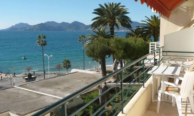 Le Suquet Apartment | Tranquil Seafront Apartment Steps from Palais des Festivals