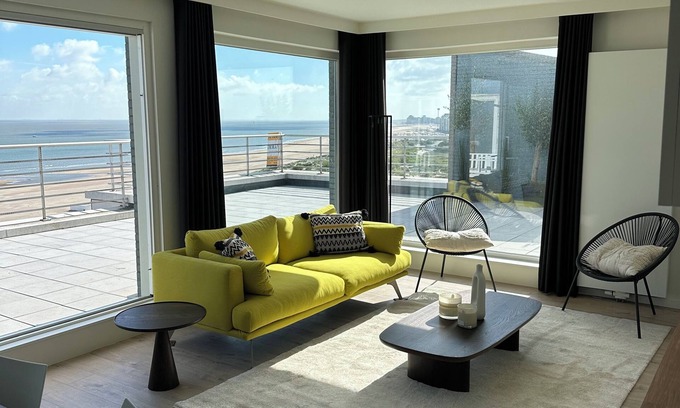 Heist Apartment | Seafront Penthouse with Terrace, Garages & Pet-Friendly Amenities