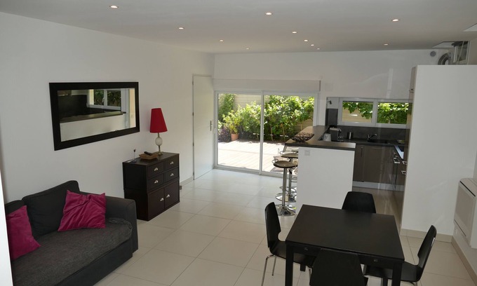 Cassis Apartment | Guest Rated: 9.8 - Oceanfront T2 Cassis with Kitchen Access