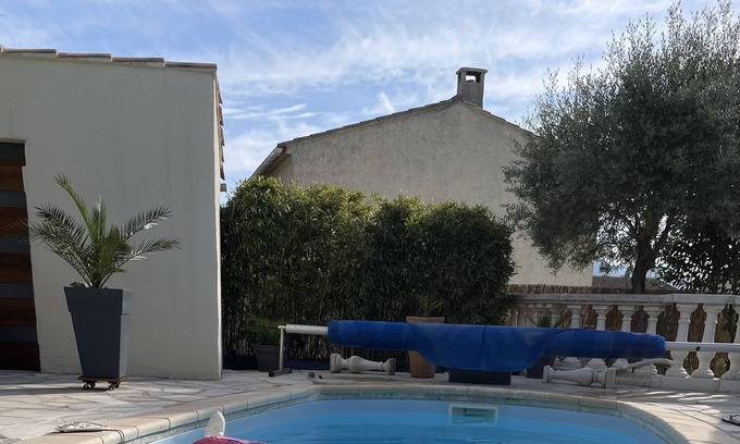 Cuges-les-Pins Villa | Superb Top of Villa les 2 pins 15Km from the Calanques Swimming pool + Jacuzzi.